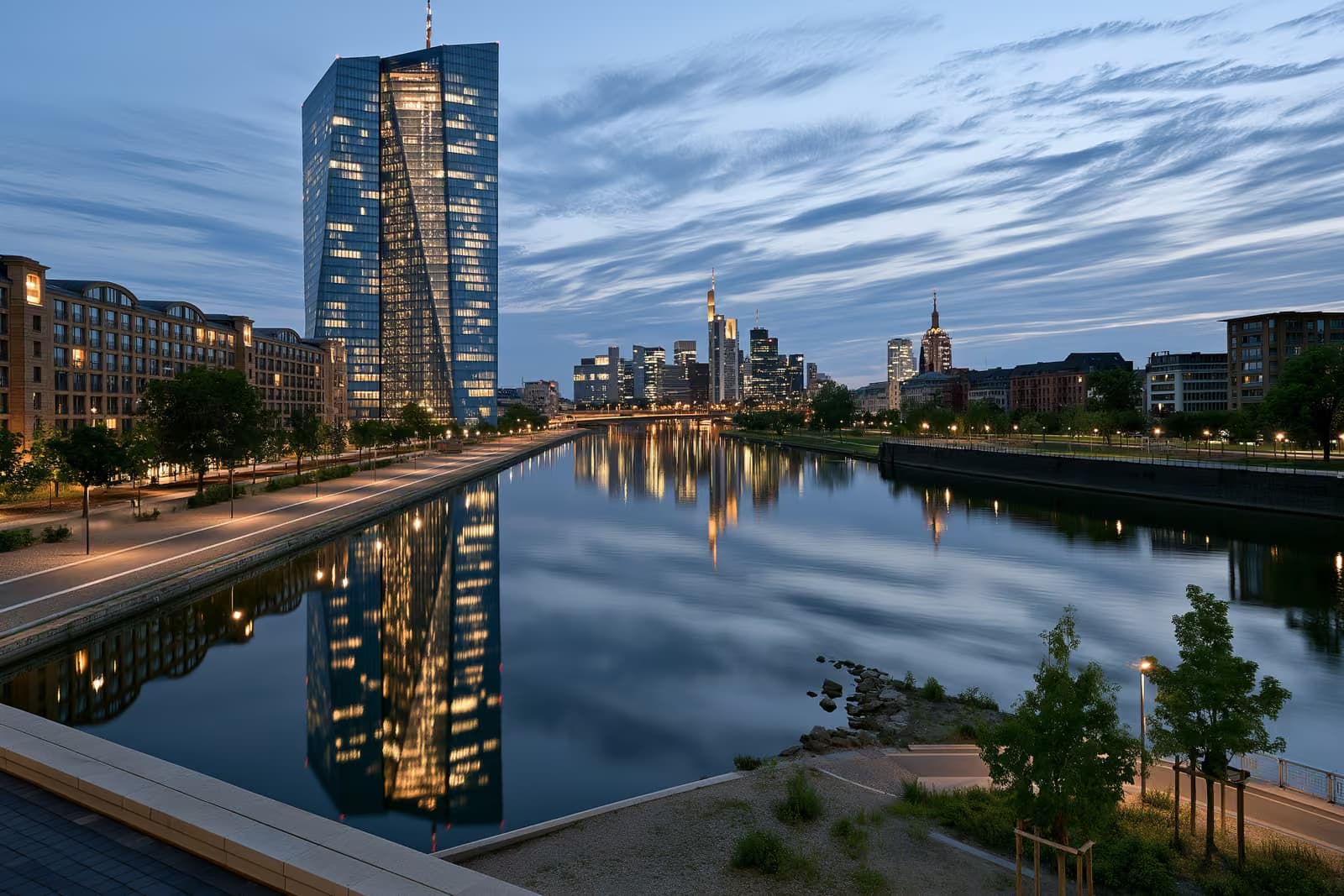 A torre da sede do Banco Central Europeu em Frankfurt se destaca contra um céu claro de verão.