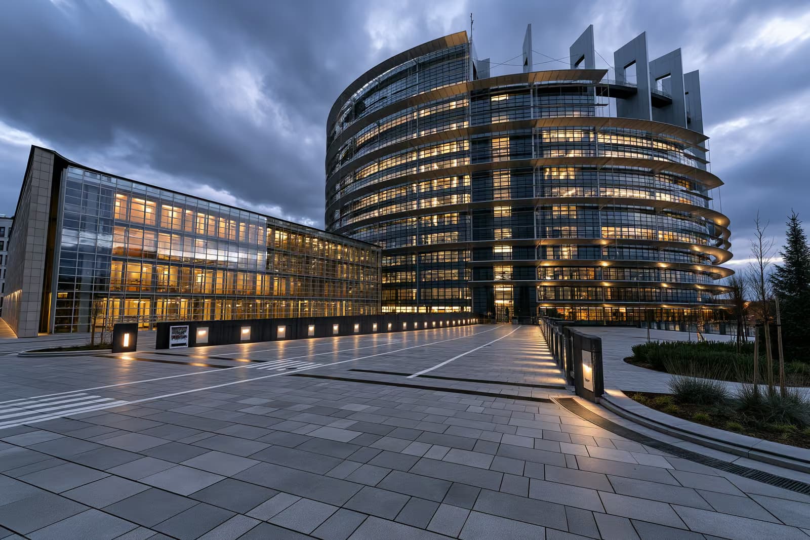 O edifício Berlaymont da Comissão Europeia em Bruxelas, com bandeiras da UE na fachada.