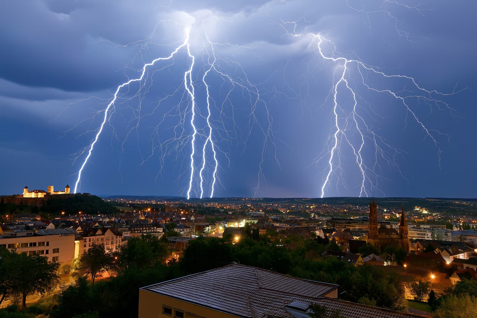 Uma dramática tempestade em Nuremberg, com relâmpagos sobre o castelo e as torres das igrejas da cidade, enquanto uma cortina de chuva se aproxima.