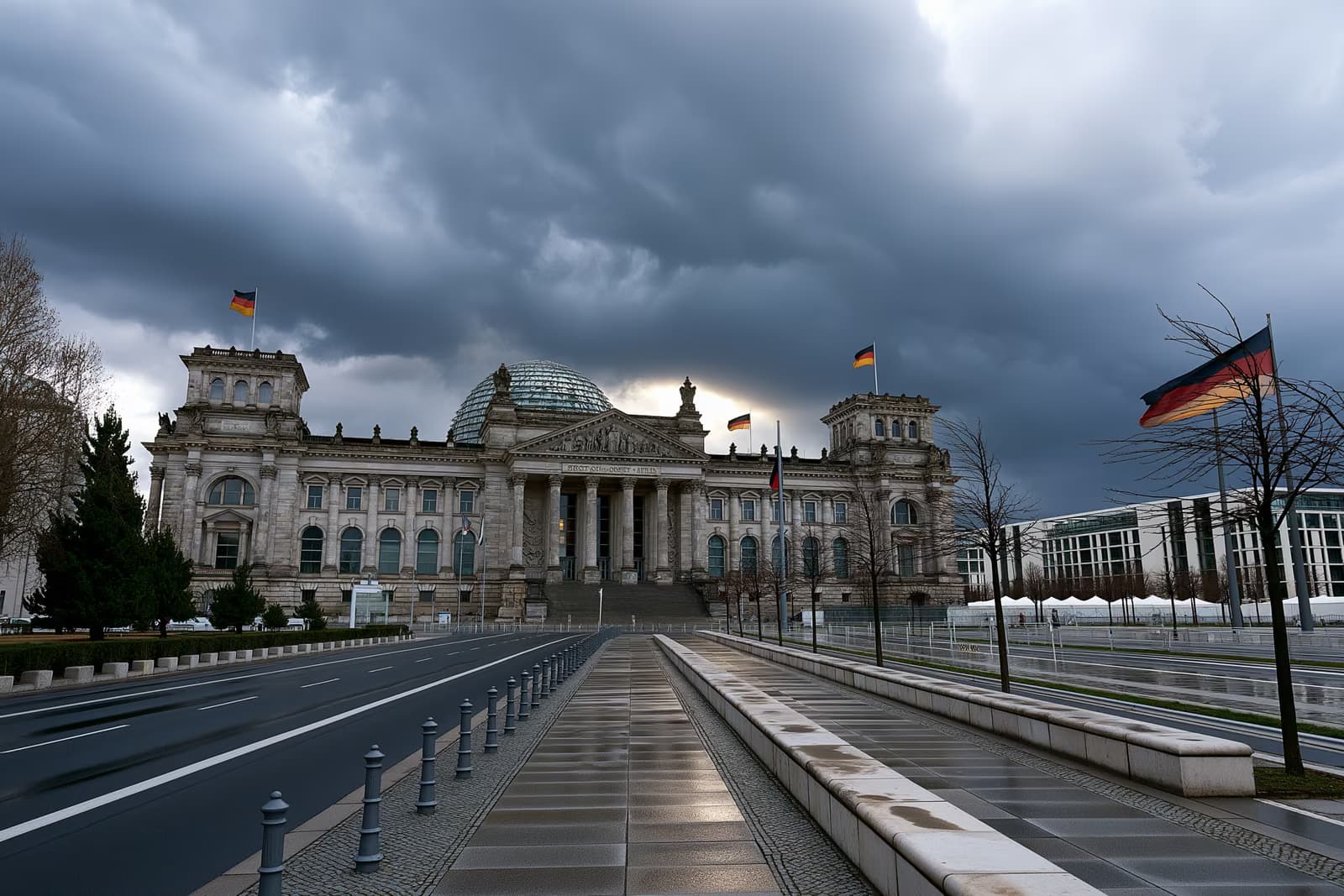 O edifício do Reichstag em Berlim sob nuvens cinzentas e carregadas, refletindo o clima tenso captado pela última pesquisa do Politbarômetro.