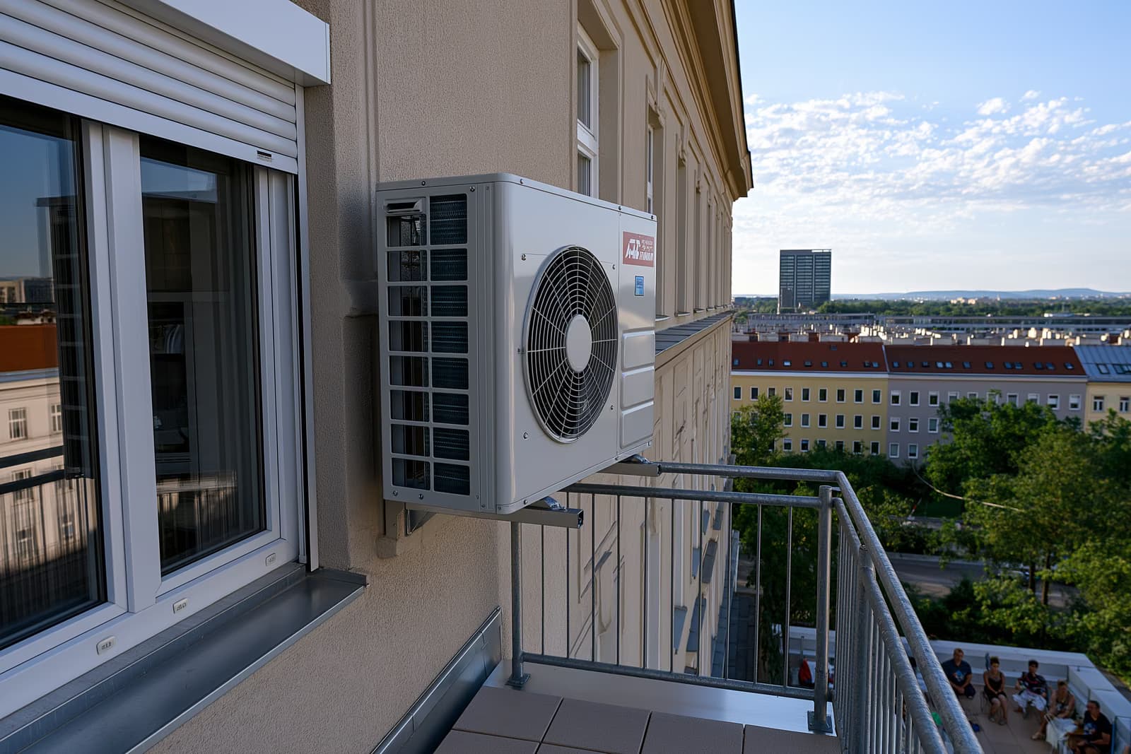 Uma unidade de ar condicionado split instalada na parede da varanda de um apartamento Altbau alemão, o tipo de aparelho que está no centro da regulamentação alemã sobre ar condicionado.