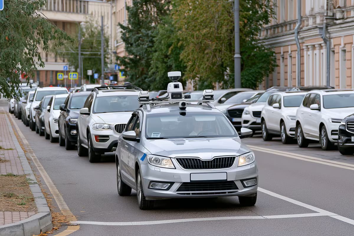 Um carro da prefeitura equipado com câmera inspecionava os veículos estacionados em uma rua da cidade.